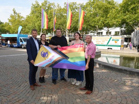 Regenbogenflaggen vor dem Wolfsburger Rathaus