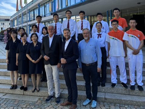 Chinesische Schülerinnen und Schüler im Rathaus empfangen