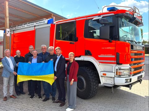 Großtanklöschfahrzeug und Minibus mit Rollstuhlrampe