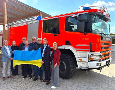 Großtanklöschfahrzeug und Minibus mit Rollstuhlrampe